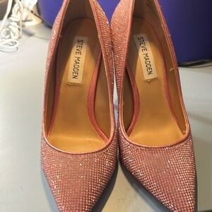 Pink sparkling pumps!